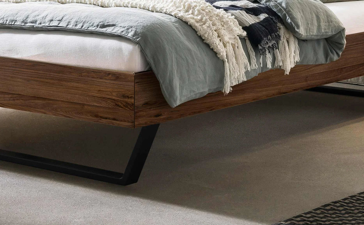Ostino massief houten bed Walnoot zwarte poten detail poten