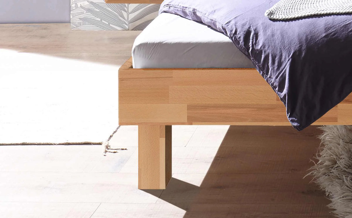 Prato massief houten bed Beuken Naturel detail poten met akai nachtkastje