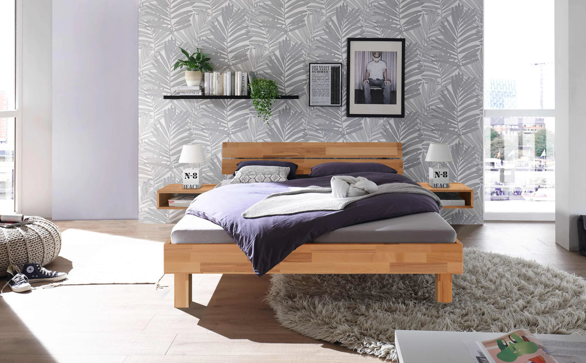 Prato massief houten bed Beuken Naturel sfeer met akai nachtkastje