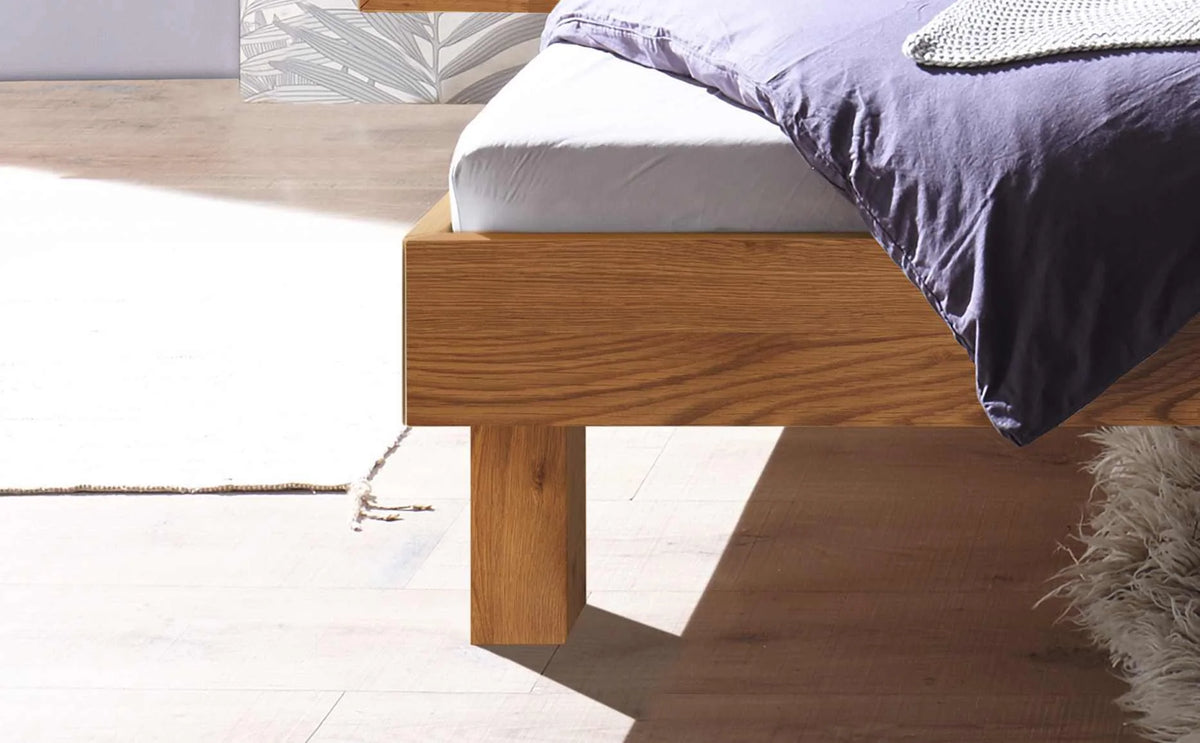 Prato massief houten bed Eiken Naturel detail poten met akai nachtkastje