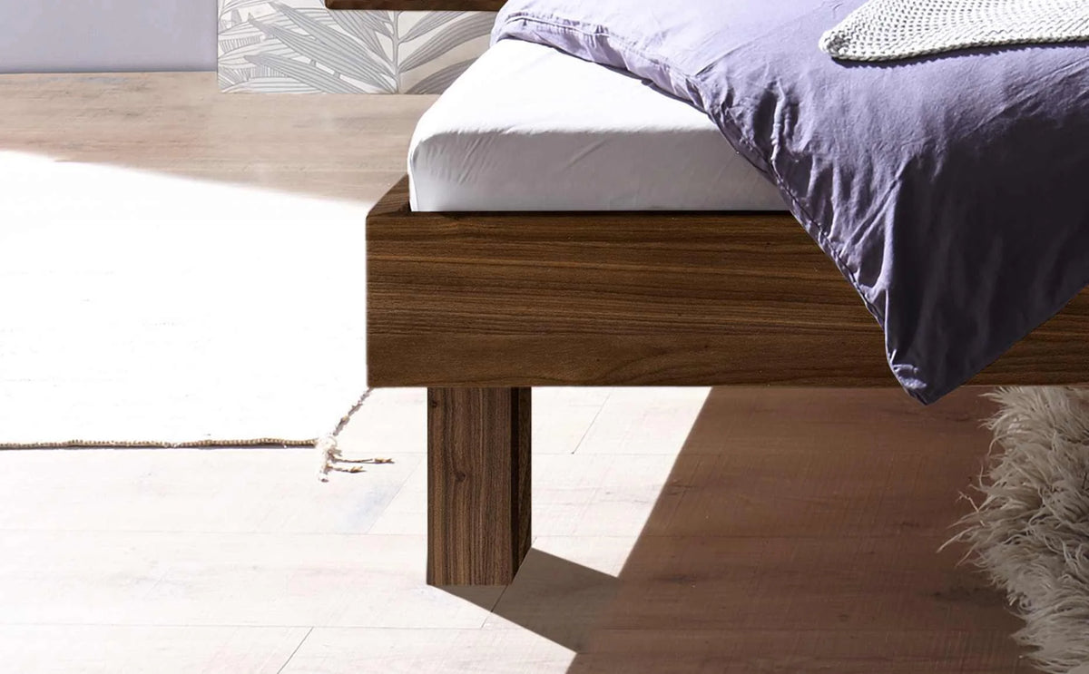 Prato massief houten bed Walnoot detail poten met akai nachtkastje