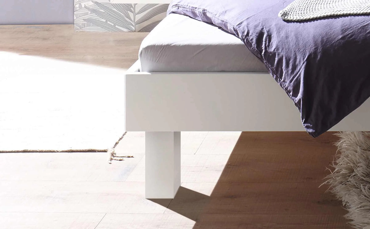 Prato massief houten bed Wit Gelakt detail poten met akai nachtkastje