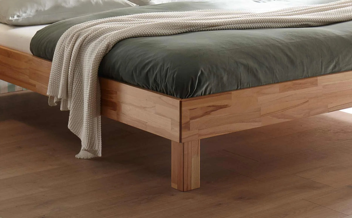 Rapallo massief houten bed Beuken Naturel detail poten met salva nachtkastje