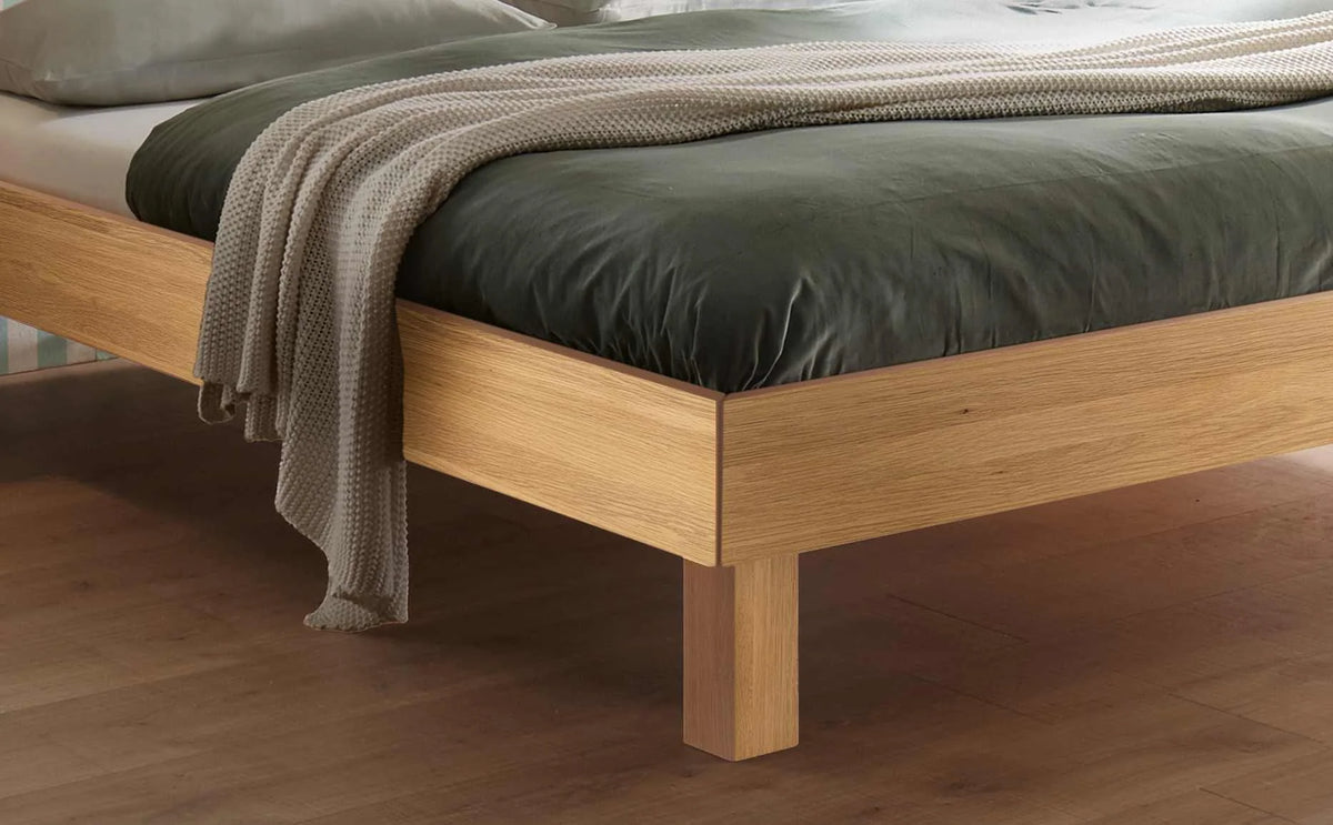 Rapallo massief houten bed Eiken Bianco detail poten met salva nachtkastje