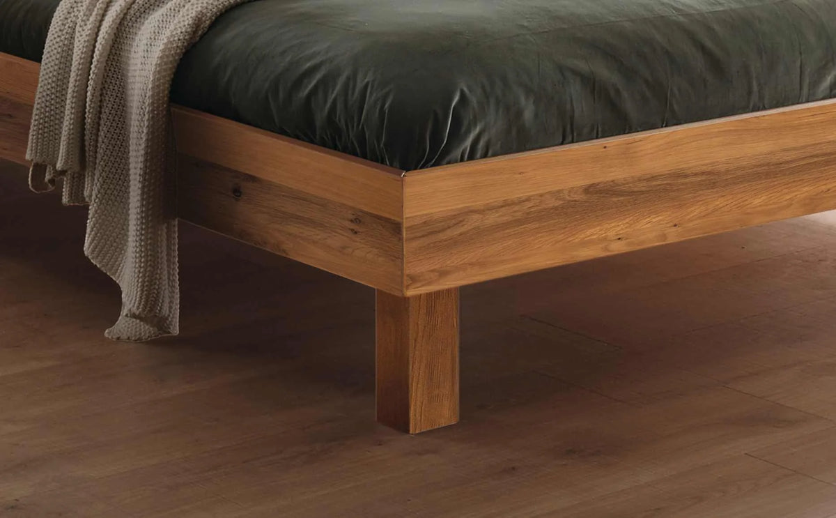 Rapallo massief houten bed Eiken Naturel detail poten met salva nachtkastje