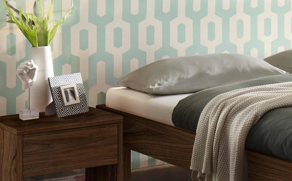 Rapallo massief houten bed Walnoot detail met salva nachtkastje