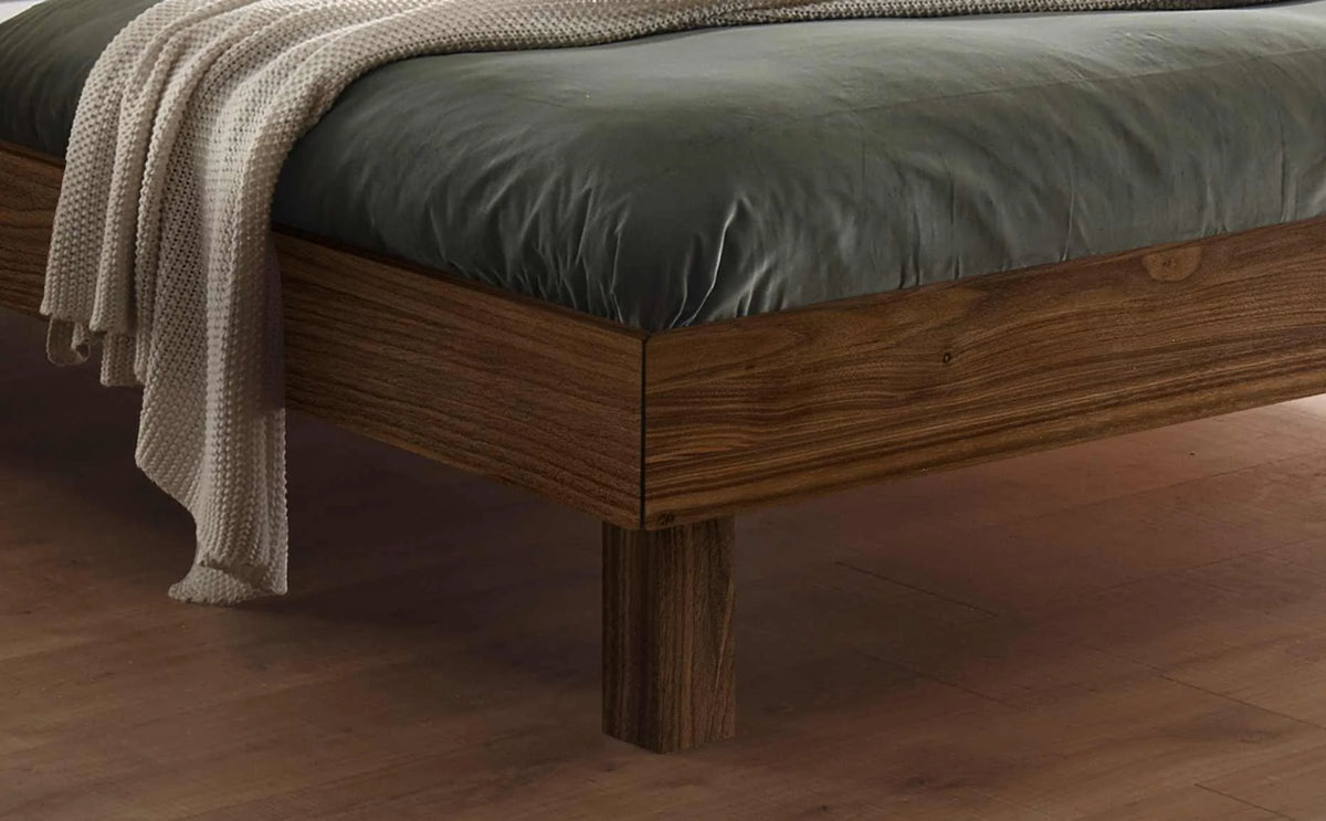 Rapallo massief houten bed Walnoot detail poten met salva nachtkastje