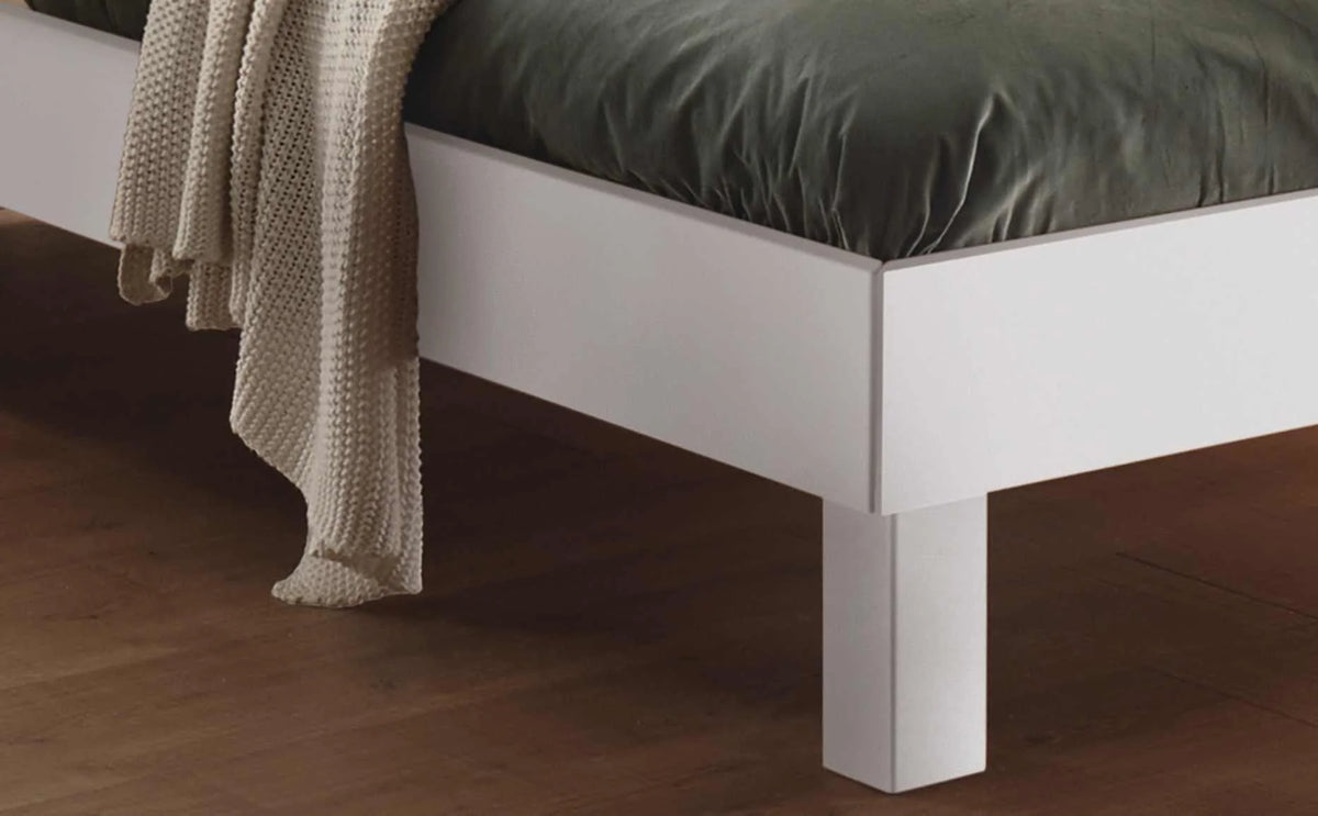 Rapallo massief houten bed Wit Gelakt detail poten met salva nachtkastje